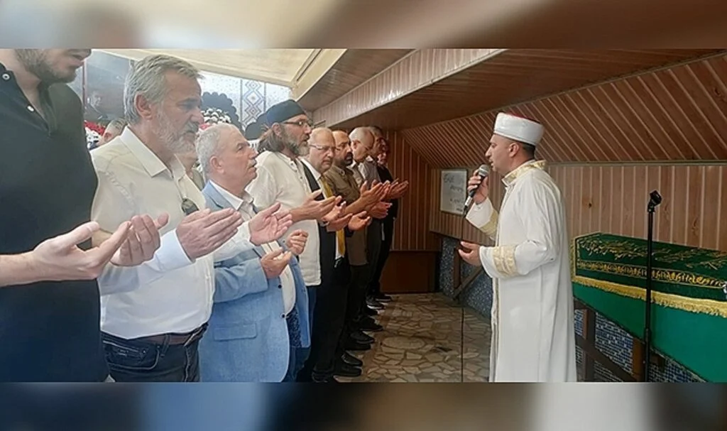 Anne Memişoğlu dualarla uğurlandı 