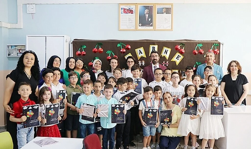 Aynı okulda 17 ikiz karne aldı