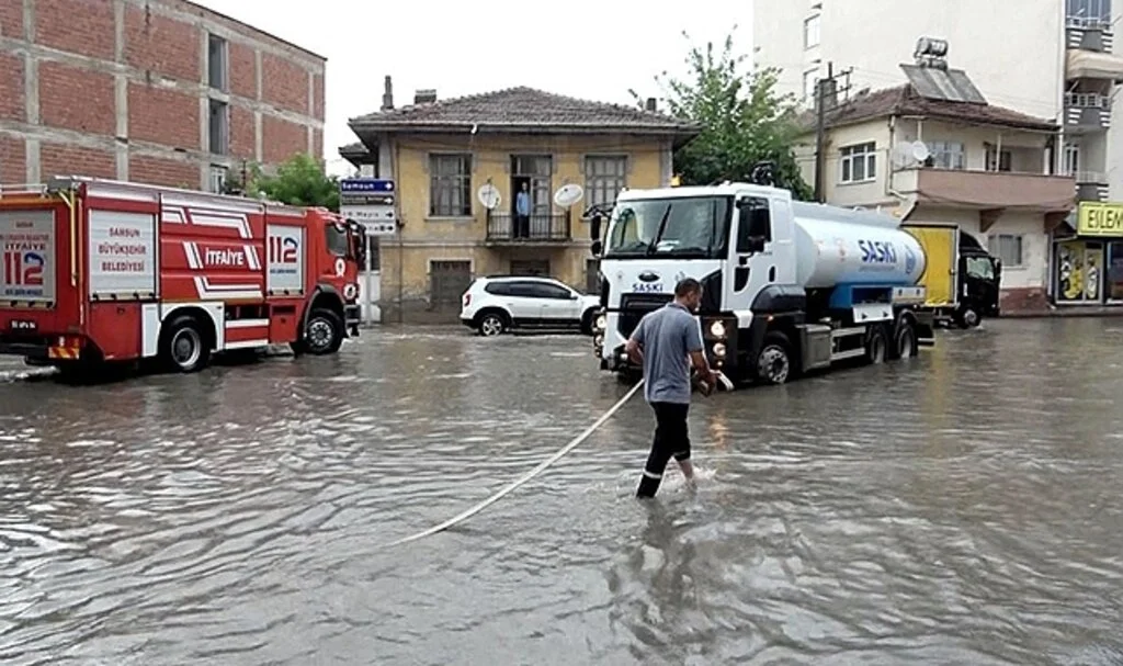 Bafra'da cadde ve sokaklar göle döndü 