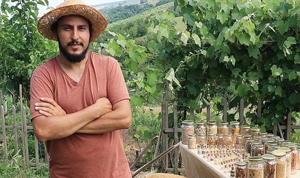 Doğal yaşam için kırsal mahalleye taşınan öğretmen organik tarım yapıyor