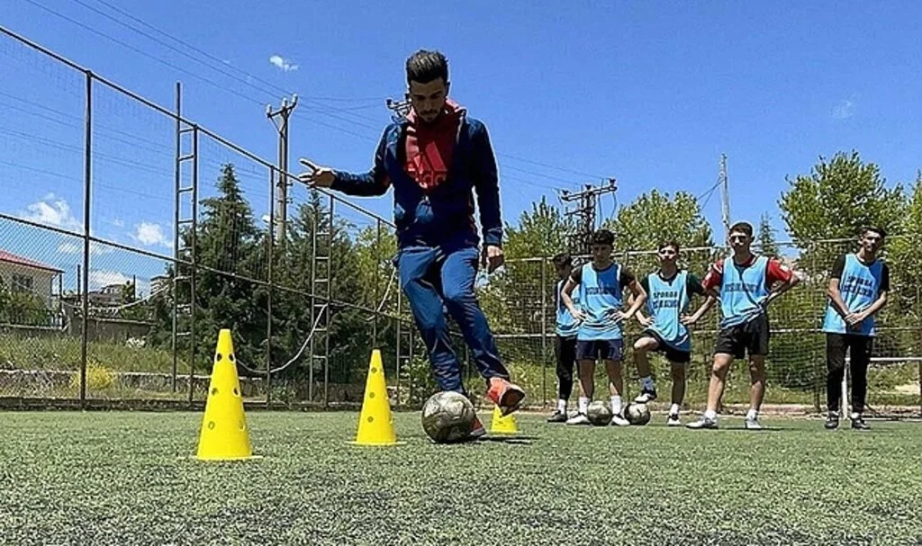 İşitme engelli futbolcu, mezun olduğu lisede geleceğin sporcularını yetiştiriyor