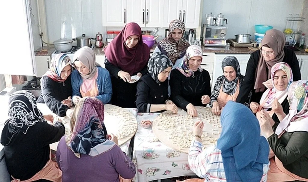İşitme engelli kadınlar, ihtiyaç sahiplerinin yüzünü güldürmek için kolları sıvadı