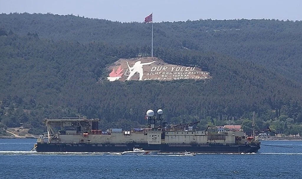 Karadeniz'e doğal gaz borularını yerleştirecek gemi Çanakkale Boğazı'ndan geçti