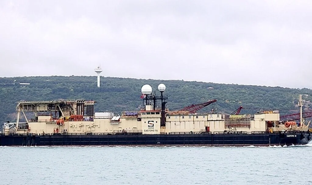 Karadeniz gazını karaya taşıyacak borular denize iniyor