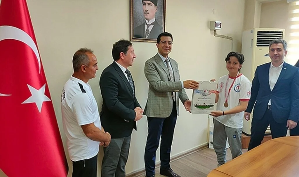 Kaymakam Öz Sporcuları ödüllendirdi
