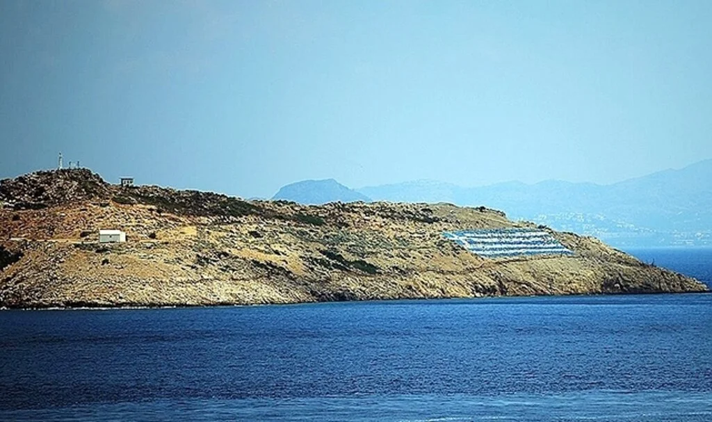 Keçi Adası'ndaki Yunan askerleri ve adaya yerleştirilen ağır silahlar görüntülendi