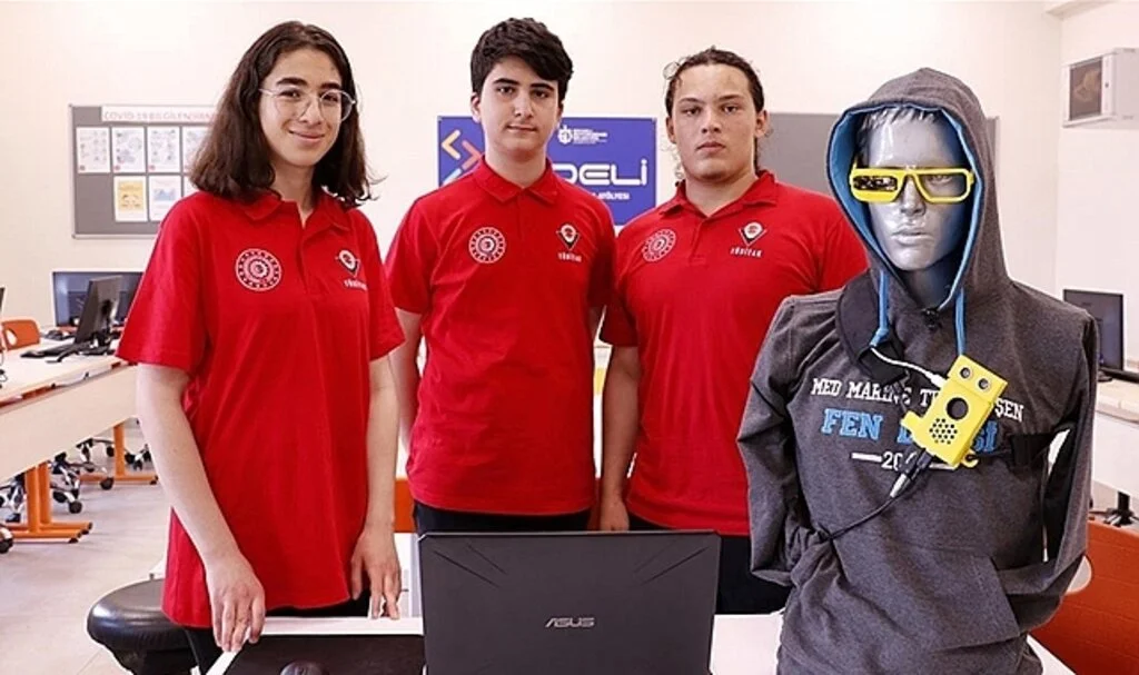 Lise öğrencileri görme engelliler için 'akıllı gözlük' tasarladı