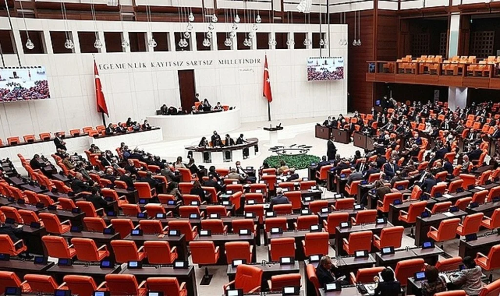 Meclis, 2022 yılı ek bütçesi ile bedelli askerlik düzenlemesini de içeren kanun teklifleri için mesai yapacak