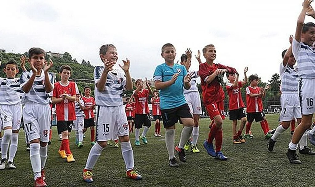 Minik Futbolcular Sahaya İniyor