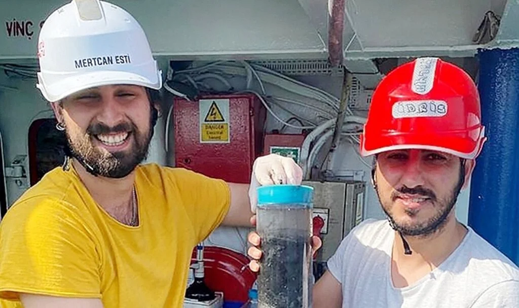 'ODTÜ Bilim Gemisi' Marmara'nın kirlilik tarihini ortaya çıkarmak için demir aldı
