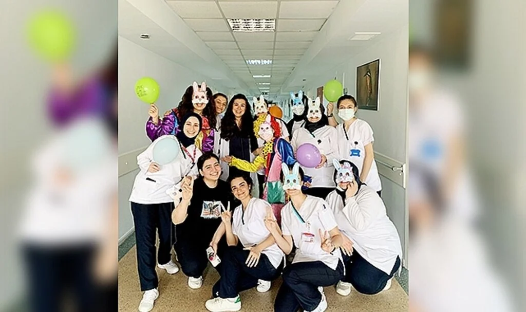 OMÜ'de Ebelik bölümü öğrencilerinden hastanede yatan çocuklarla moral