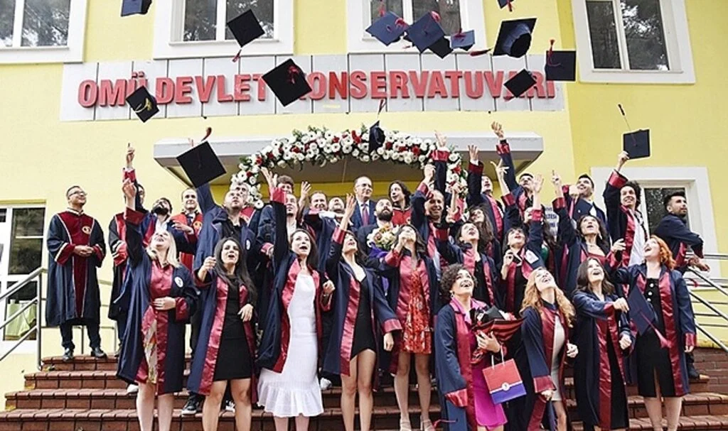 OMÜ’de geleceğin öğretmenleri ve sanatçıları mezun oldu