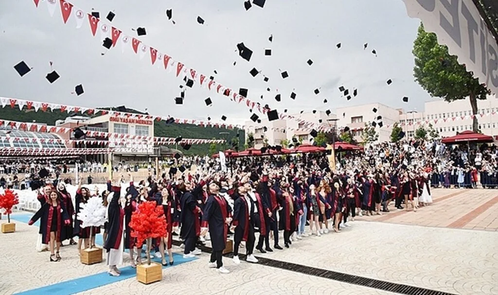 OMÜ İİBF'de çifte mezuniyet heyecanı