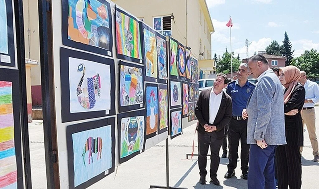 Salıpazarı'nda Avut'lu Öğrencilerin Görsel Sanatlar Sergisi