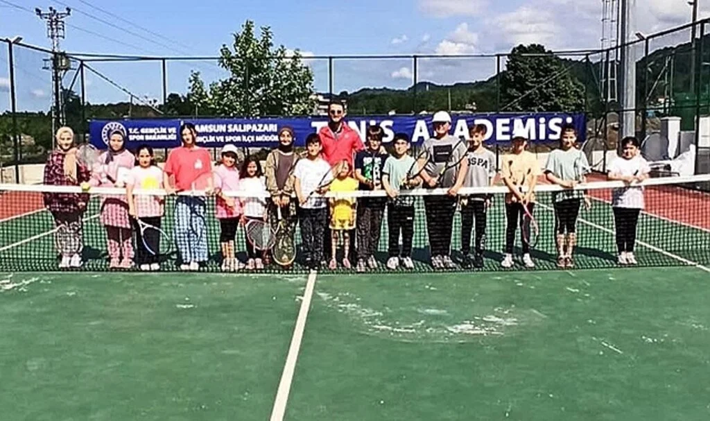 Salıpazarı'nda Tenis Kortu Dolup Taşıyor