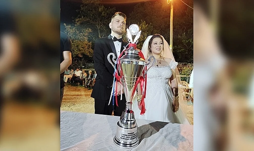 Şampiyonluk Kupasını Eşine Armağan Etti