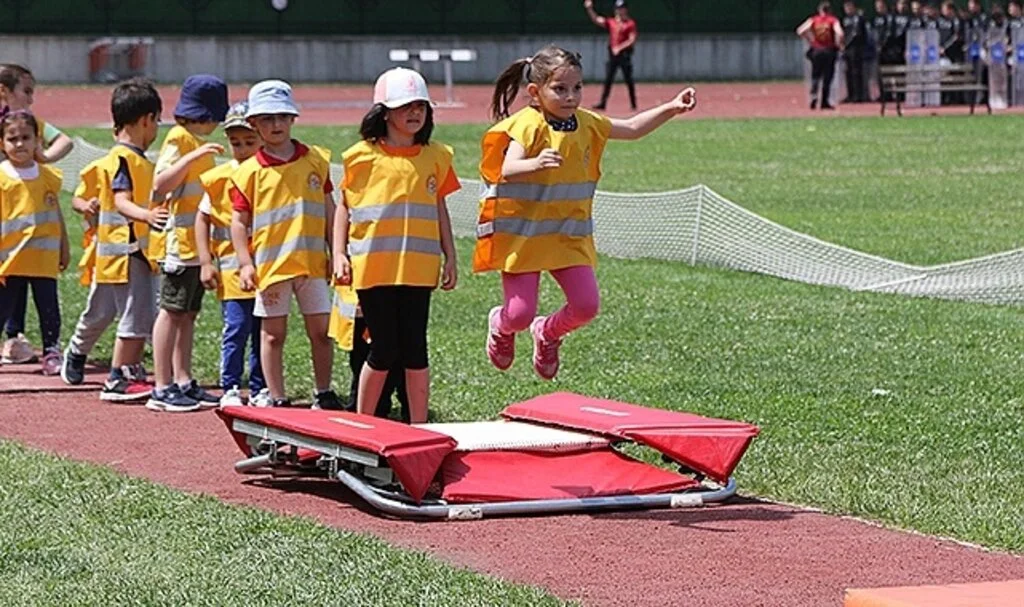  Ata Çocuklu Miniklerin Atletizm Heyecanı