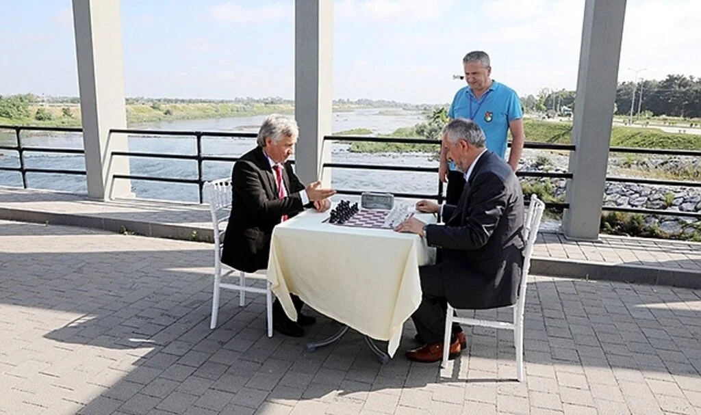 Samsun Bafra'da Tarihi Köprüde Satranç