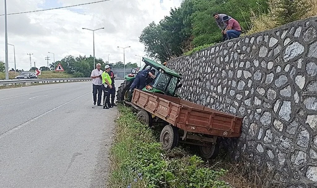 Samsun Bafra'da Traktör İstinat Duvarına Çarptı: 1 yaralı