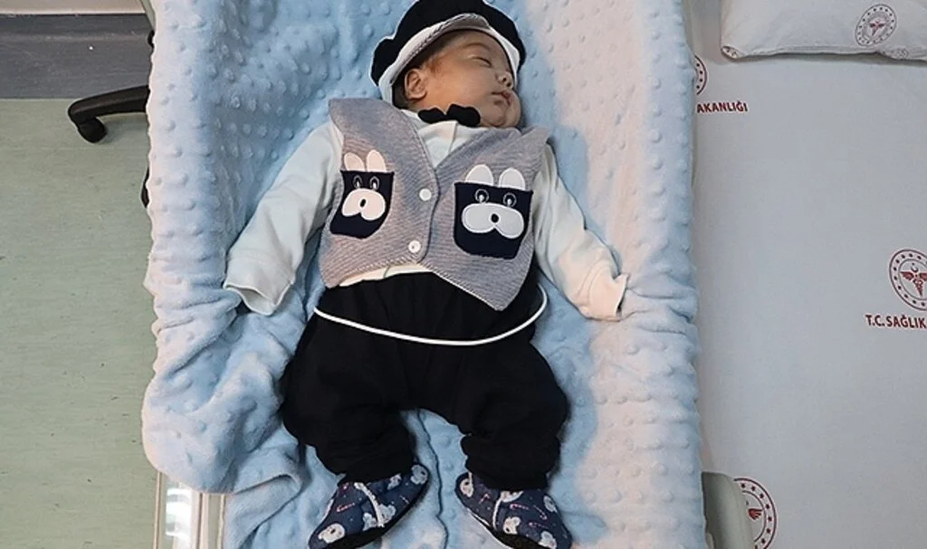 Samsun'da 810 gram doğan 'Cesur' bebek