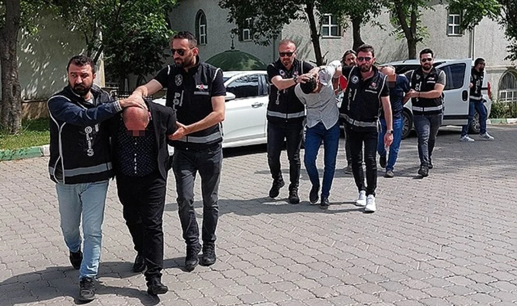 Samsun'da çiftlik evde ele geçen 2'si Kalaşnikof çok sayıda silahla ilgili 3 kişi adliyeye sevk edildi