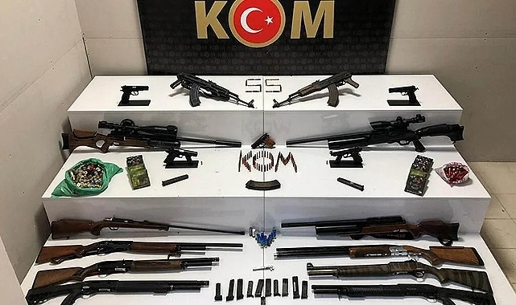 Samsun'da çiftlik evine operasyon: 2'si Kalaşnikof çok sayıda silah ele geçirildi