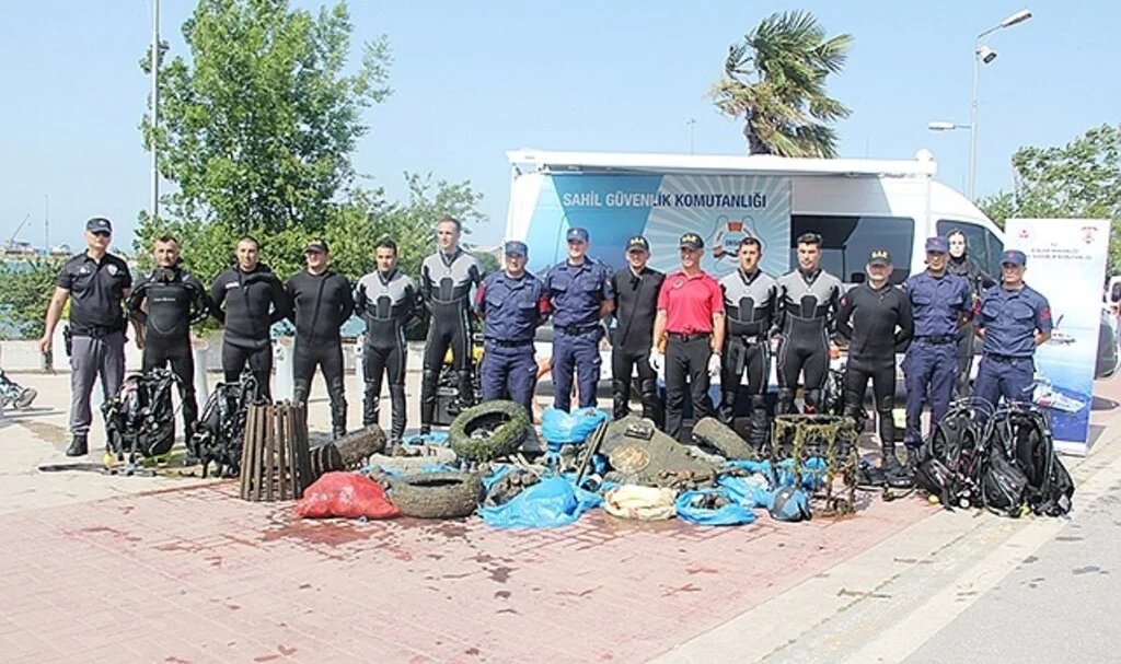 Samsun'da Dalgıçlar Denizden Atık Topladı