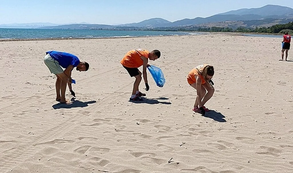 Samsun'da Gençler Sahili Temizledi 