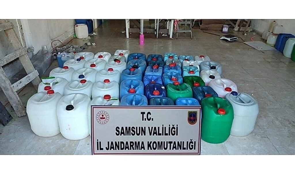 Samsun'da Merdiven altı 2 bin 961 litre kimyevi sıvı ele geçirildi