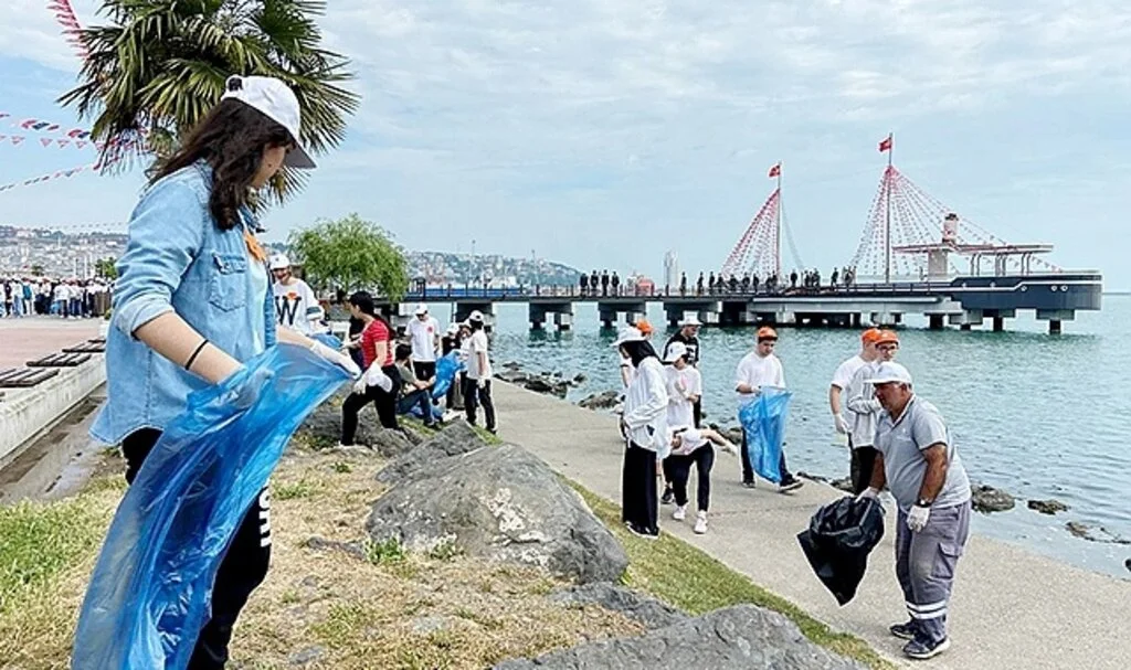 Samsun'da Öğrenciler Sahil Temizliği Yaptı