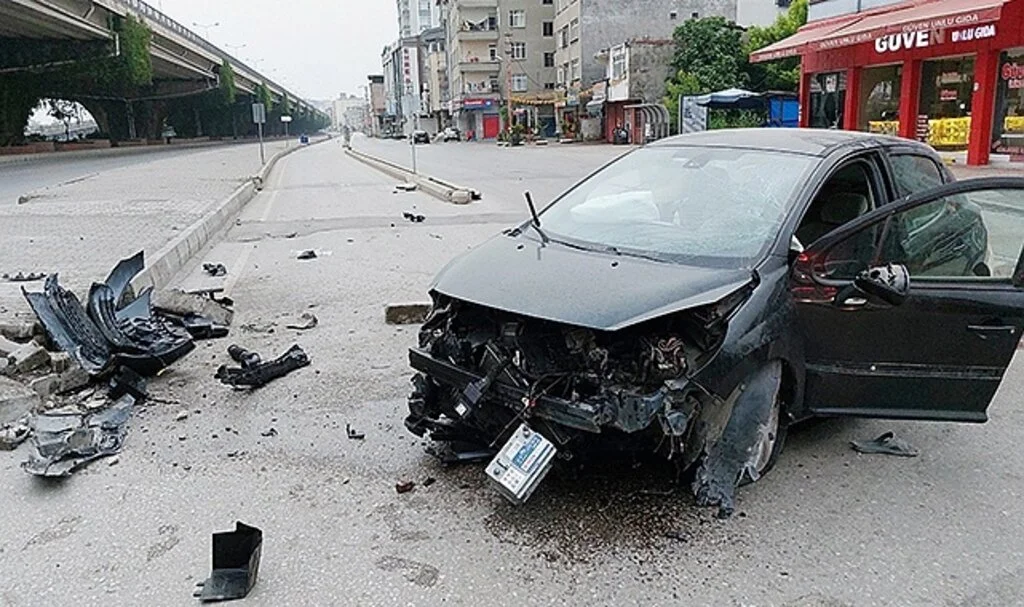 Samsun'da Otomobil ile Kaldırıma Çarpan Sürücü Ağır Yaralandı