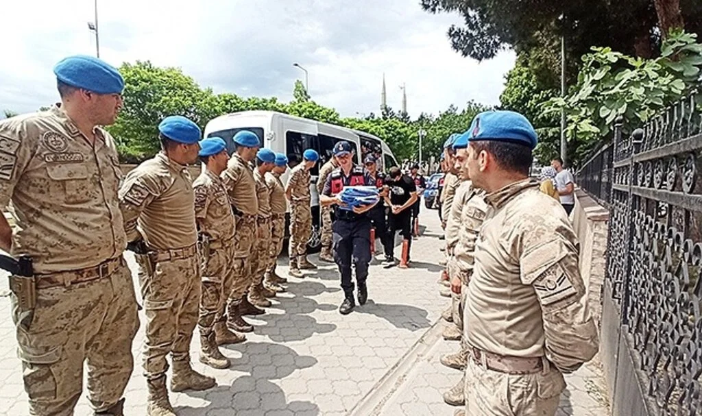  Samsun'da uyuşturucu satıcılarına operasyon: 20 kişi tutuklandı