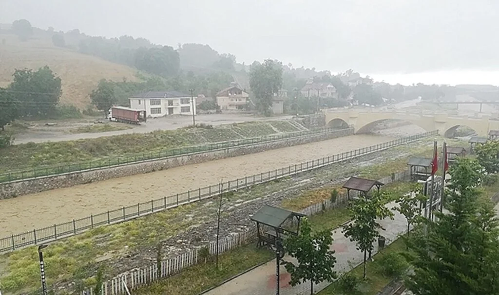 Samsun'da Valilik uyardı: “Şiddetli yağışlar saat 21.00’e kadar devam edecek”