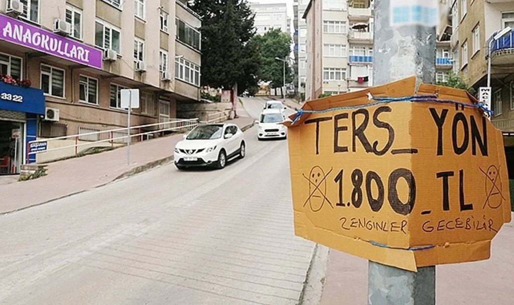 Samsun'da Vatandaşlardan Ters Yöne Giren Sürücülere İlginç Uyarı: "Zenginler Geçebilir”