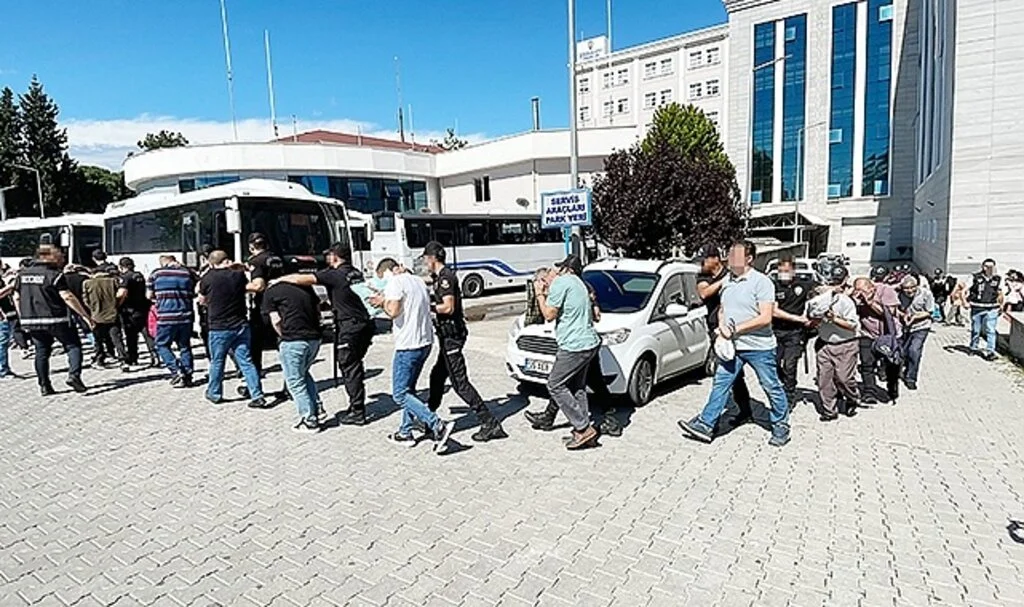 Samsun merkezli dolandırıcılık operasyonunda yakalanan şüphelilerden 26'sı adliyede