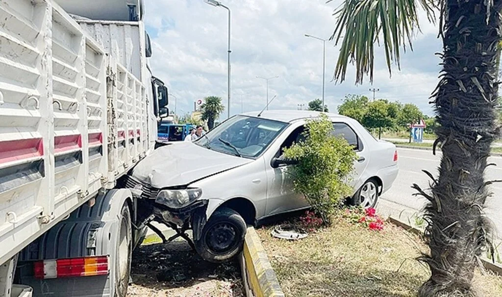 Samsun-Ordu Karayolu'nda Park Halindeki TIR'a Çarptı 