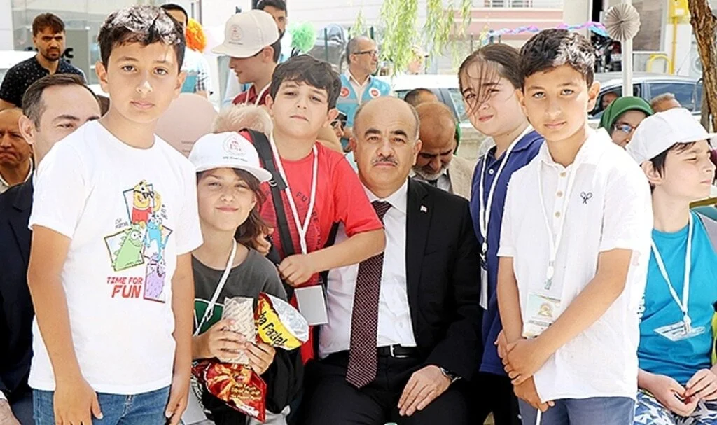  Samsun Valisi Dağlı: “Çocukların kitaplardan önce bizleri izlediğinin farkındayız”