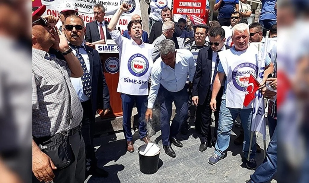 Sivil memurlar bordro yaktı