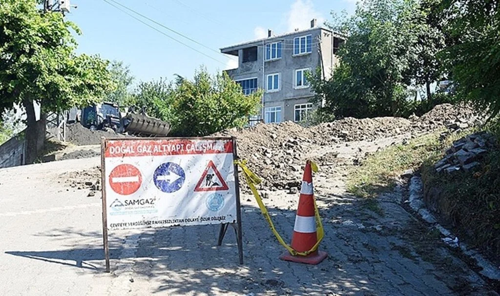 Tekkeköy'de yol ve doğalgaz atağı