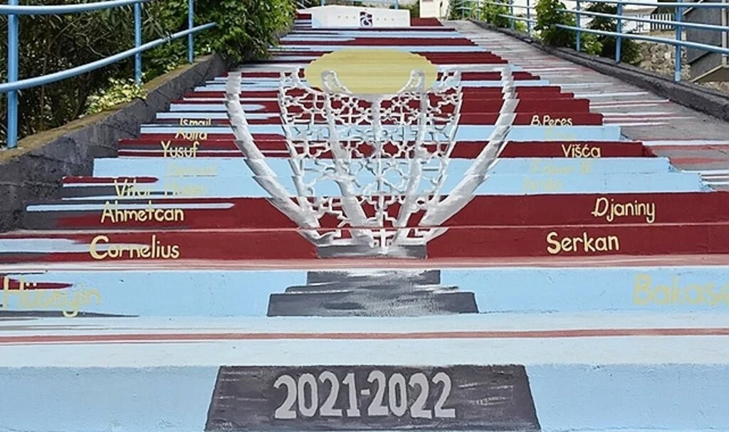 Trabzonspor'un şampiyonluk kupası merdivenlere resmedildi