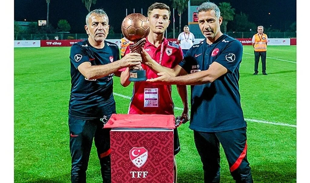 U16'lar Kupayı Kaldırdı