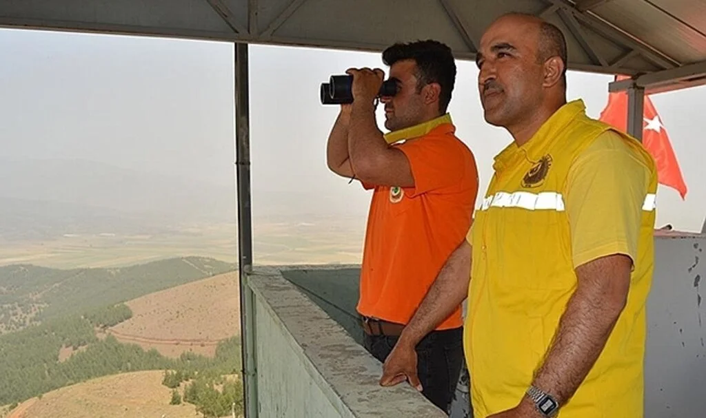 Yangın gözetleme kulesi personeli gözünü ormanlardan ayırmıyor
