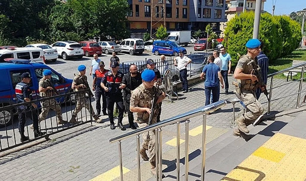 1 kişiyi öldürüp, 2 kişiyi yaralayan katil zanlısı adliyeye sevk edildi