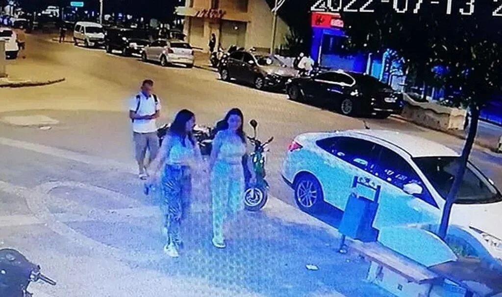 2 genç kızı sinsice takip etti! Yakalanınca meydan dayağı yedi