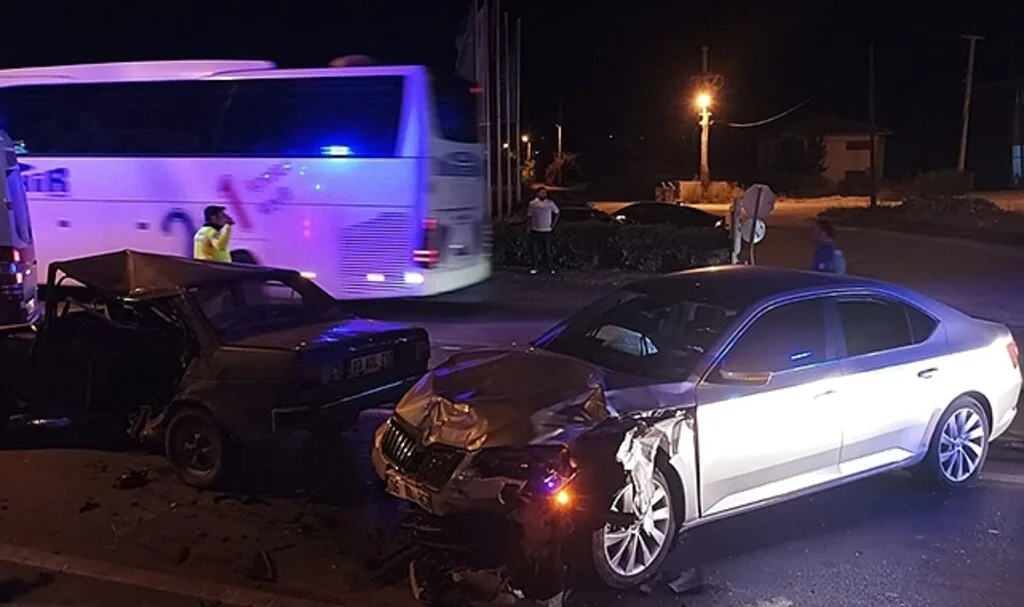 2 otomobilin çarpıştığı kazada biri ağır 5 kişi yaralandı