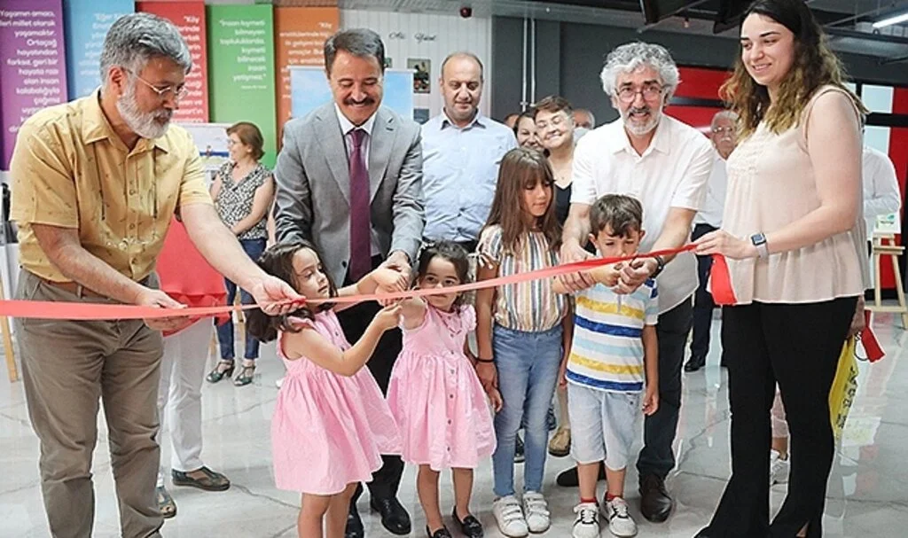 27 ülkeden çocukların çizdiği ‘göç’ konulu 100 eser bu sergide
