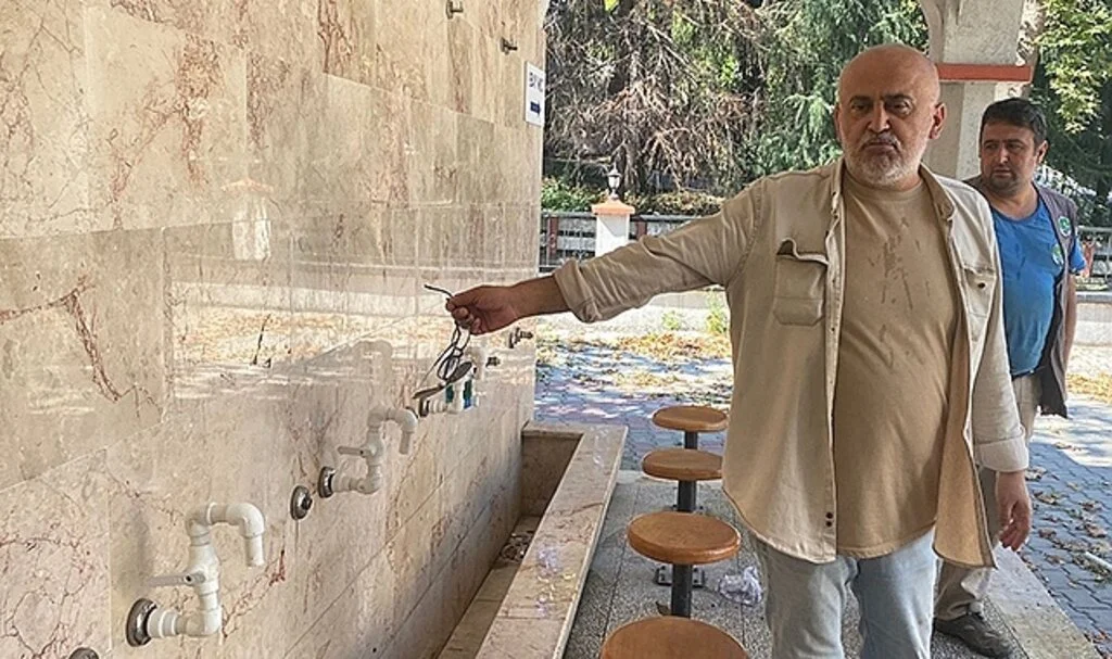 3 kez muslukları çalınmıştı! Cami'ye plastik borulu çözüm