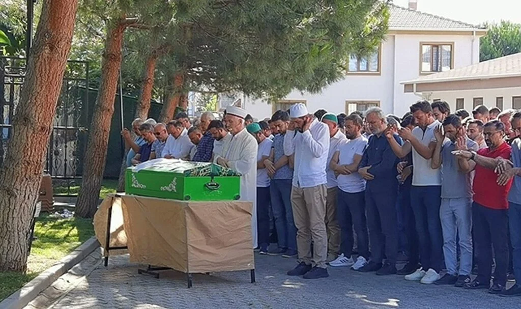 4 yaşındaki Ahsen gözyaşları arasında toprağa verildi