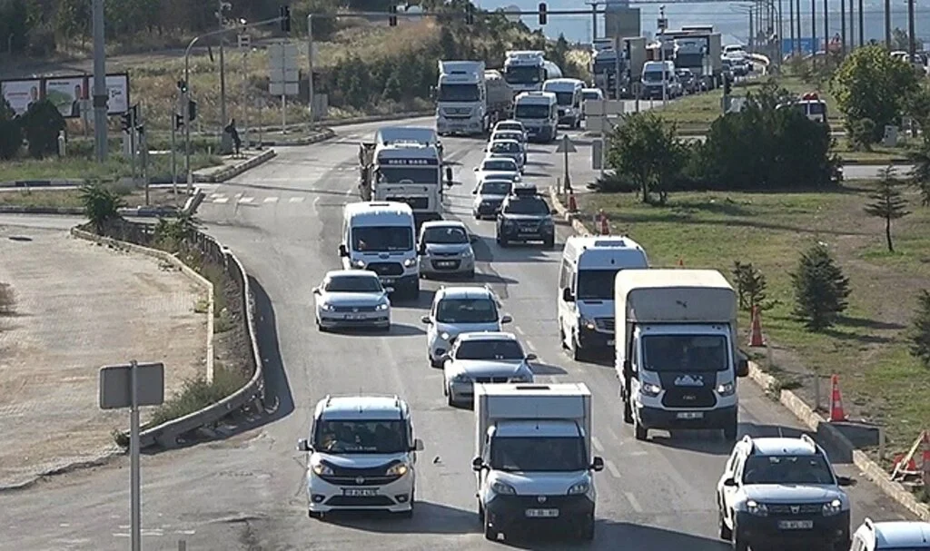 43 ilin geçiş noktasında trafik yoğunluğu