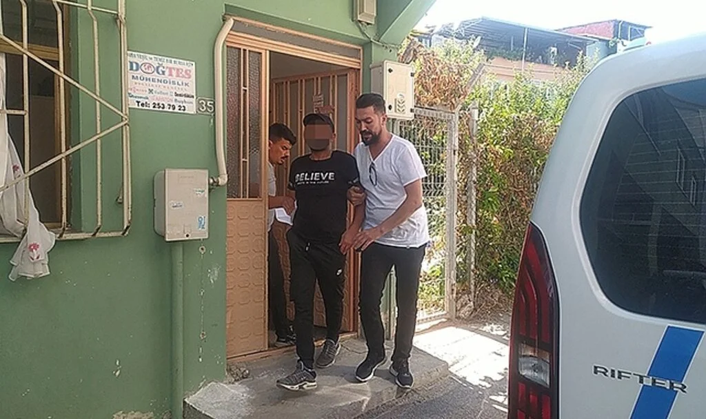 Ailesine kızdı, bıçakla kendini rehin aldı
